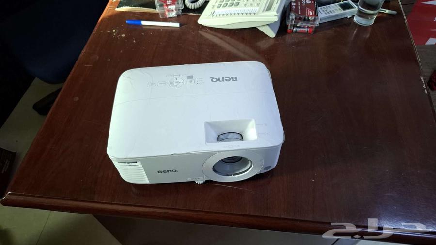![](https://cdn.vjshop.com.tw/upload/2019071605384868511.jpg)

BENQ MS550 Projector

### Features:
- Model: MS550
- Brightness: 3,000 ANSI lumens
- Contrast ratio: 13,000:1
- Native resolution: SVGA (800 x 600)
- Display technology: DLP
- Lamp life: Up to 6,500 hours
- Weight: 2.5 kg

### Package contents:
- BENQ MS550 projector
- Power cord
- VGA cable
- Remote control
- Batteries for remote control
- User manual

### Description:
The BENQ MS550 is a portable projector ideal for business presentations and educational purposes. With a brightness of 3,000 ANSI lumens and a contrast ratio of 13,000:1, this projector delivers clear and vibrant images even in well-lit environments. The native resolution of SVGA (800 x 600) ensures sharp and detailed projections. Thanks to the long lamp life of up to 6,500 hours, maintenance costs are minimized. The compact and lightweight design makes it easy to carry and transport.

### Notes:
- Please check the product compatibility before purchasing.
- The actual appearance may differ slightly from the image shown.
- Specifications are subject to change without prior notice.63079783157761112