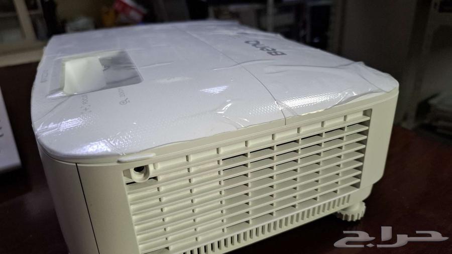 ![](https://cdn.vjshop.com.tw/upload/2019071605384868511.jpg)

BENQ MS550 Projector

### Features:
- Model: MS550
- Brightness: 3,000 ANSI lumens
- Contrast ratio: 13,000:1
- Native resolution: SVGA (800 x 600)
- Display technology: DLP
- Lamp life: Up to 6,500 hours
- Weight: 2.5 kg

### Package contents:
- BENQ MS550 projector
- Power cord
- VGA cable
- Remote control
- Batteries for remote control
- User manual

### Description:
The BENQ MS550 is a portable projector ideal for business presentations and educational purposes. With a brightness of 3,000 ANSI lumens and a contrast ratio of 13,000:1, this projector delivers clear and vibrant images even in well-lit environments. The native resolution of SVGA (800 x 600) ensures sharp and detailed projections. Thanks to the long lamp life of up to 6,500 hours, maintenance costs are minimized. The compact and lightweight design makes it easy to carry and transport.

### Notes:
- Please check the product compatibility before purchasing.
- The actual appearance may differ slightly from the image shown.
- Specifications are subject to change without prior notice.63079783157761113
