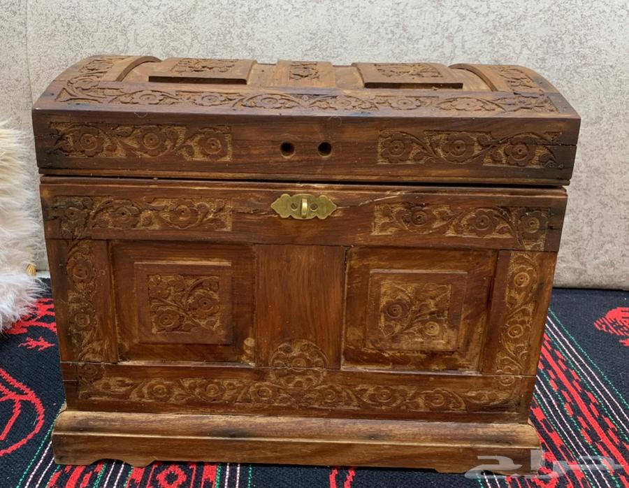 Old wooden box63078557841921112