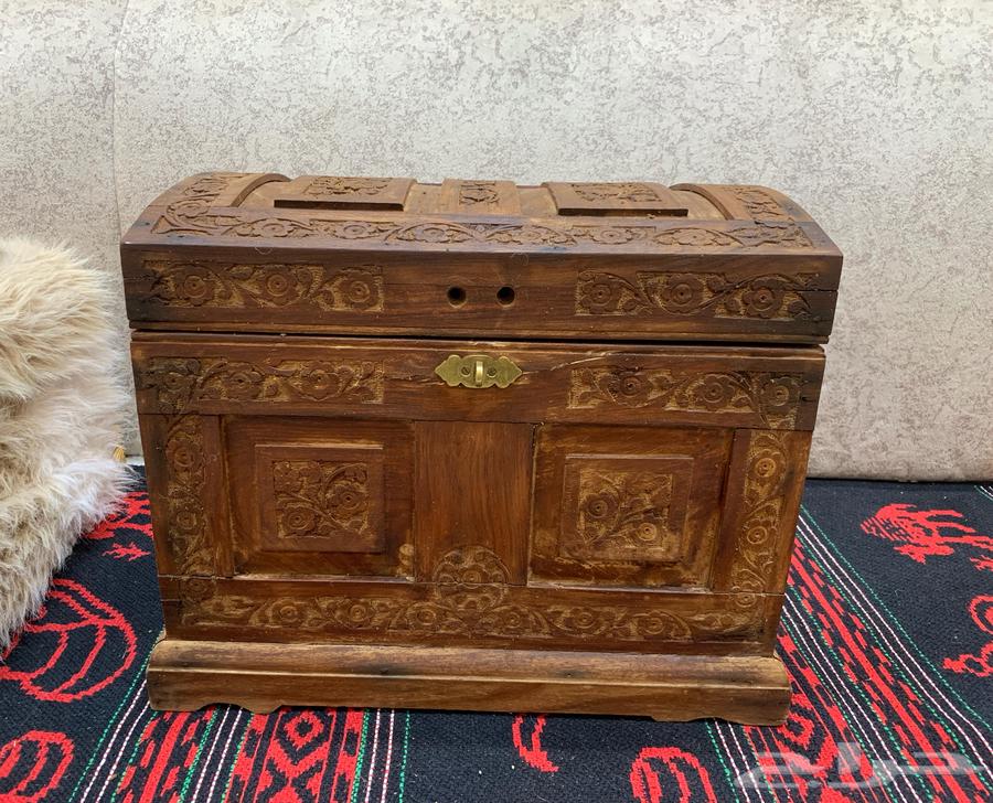 Old wooden box63078557841921111