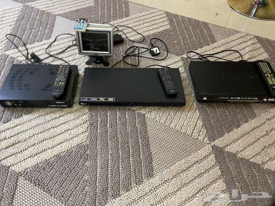 Devices for sale: receiver, 2 DVD players, small screen, sewing machine63076186421634110