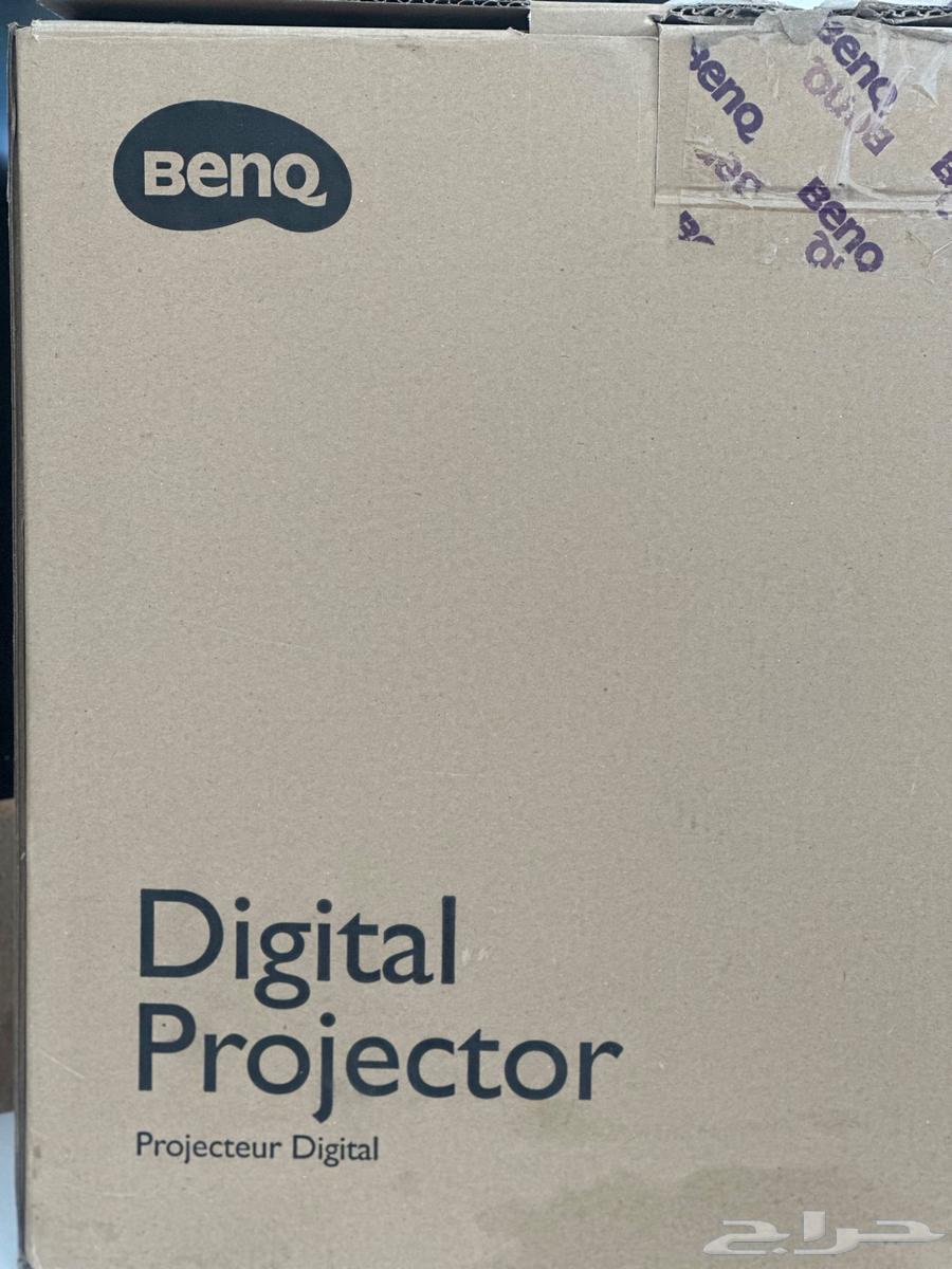 BenQ EX600 Projector with 240" x 240" Display Screen, Clean New63068795692289114
