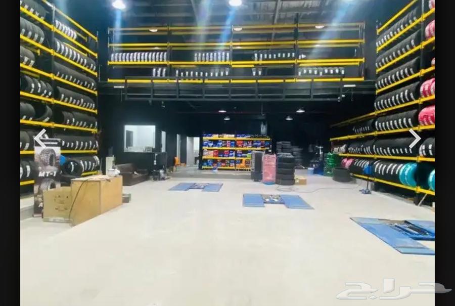 Car Service Center. Tires. Batteries. Scale63006285588610112