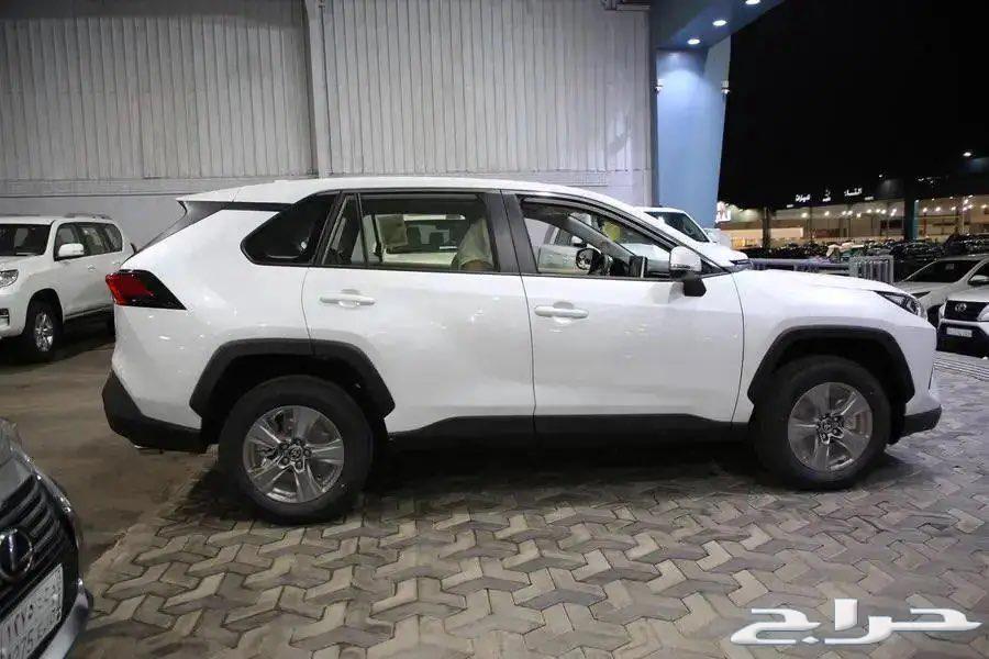 Toyota RAV4 LE Standard Double Four Cylinder Model 202463077589897731113