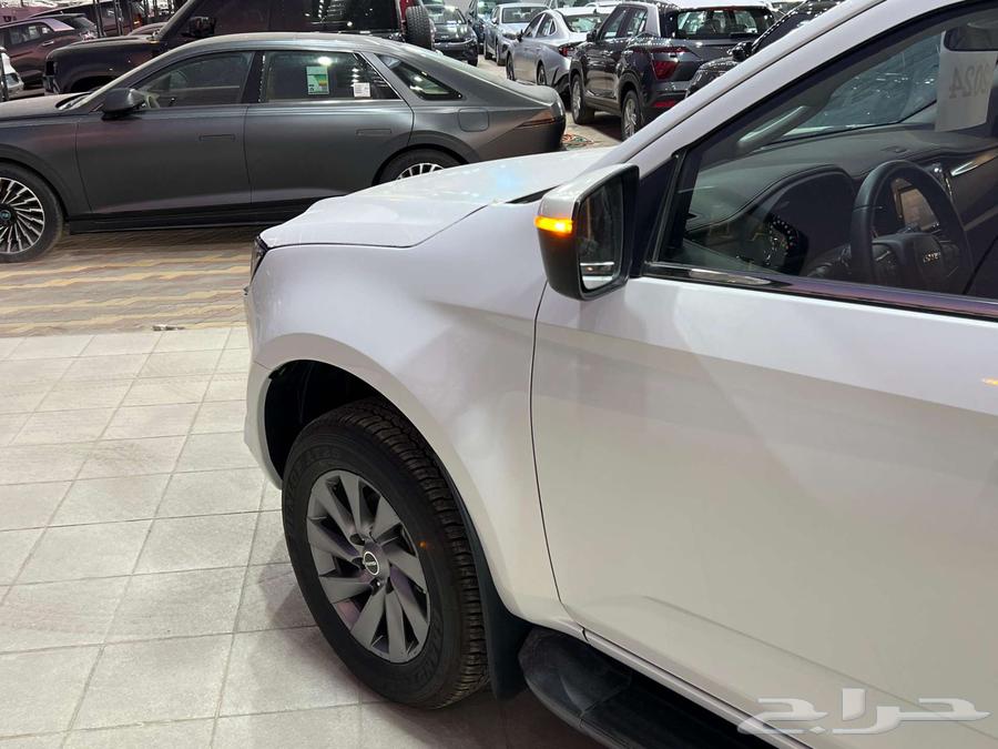 Isuzu MU-X 2024 full double model at Khalid Al-Sayyar63071153926274112