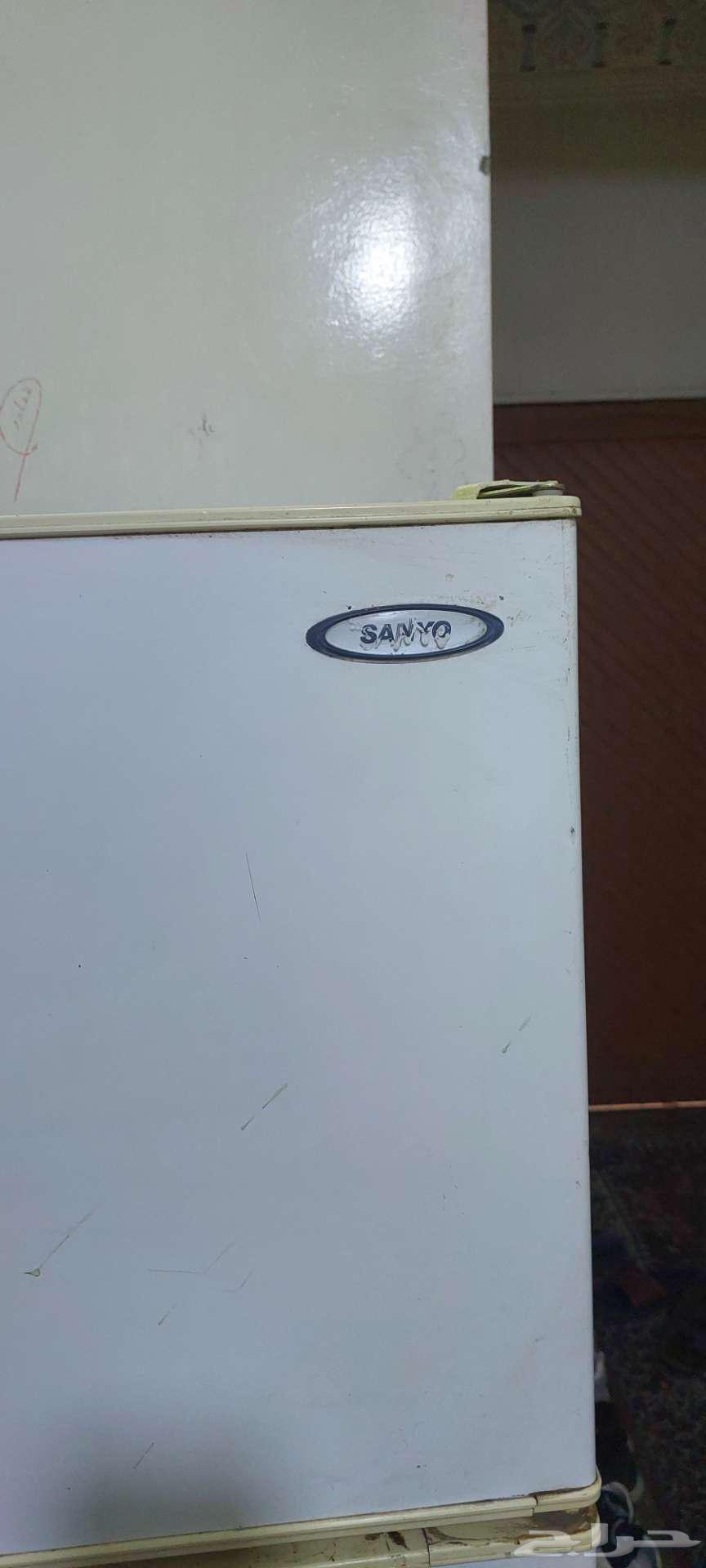A large refrigerator, approximately 20 cubic feet, for sale in good condition63044972530178114