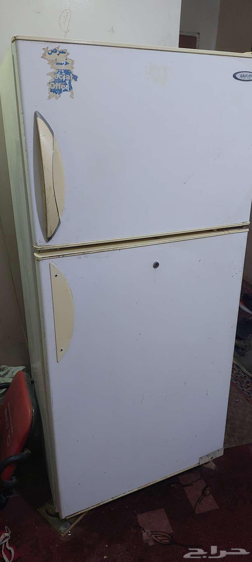 A large refrigerator, approximately 20 cubic feet, for sale in good condition63044972530178111