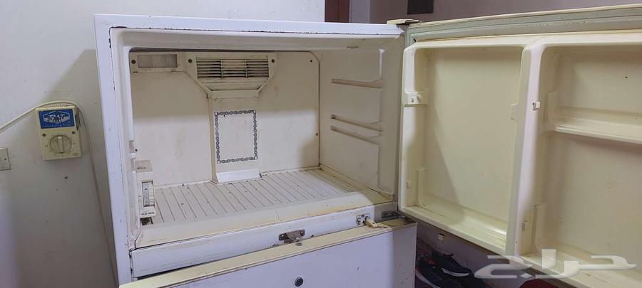 A large refrigerator, approximately 20 cubic feet, for sale in good condition63044972530178112