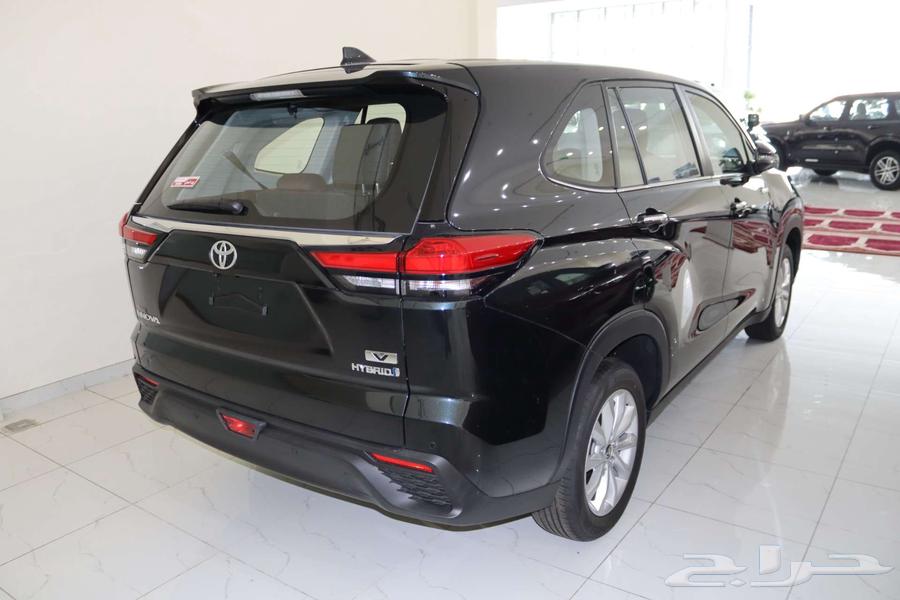 Toyota Innova in multiple variants 202463012999811841113