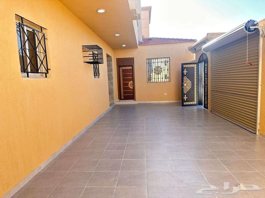 دور للبيع بحي البوادي ( حوش مدخل سيارة مشب موقع مميز)63012487964162111