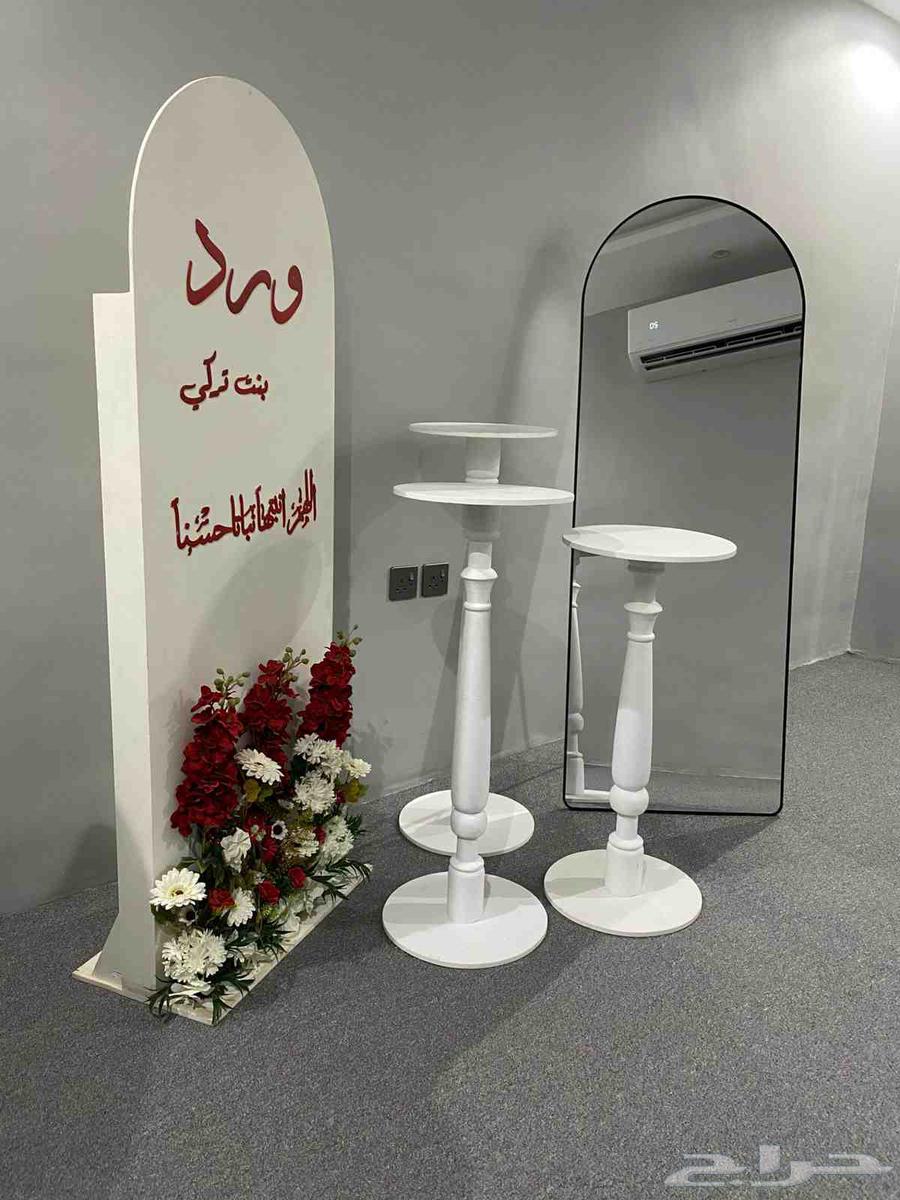 Renting reception tables for the unit at 5063053230758275114
