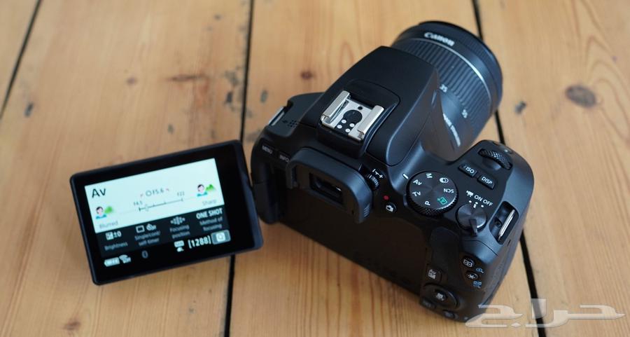 Canon 250D camera with lighting equipment ready for use.634203489546251121