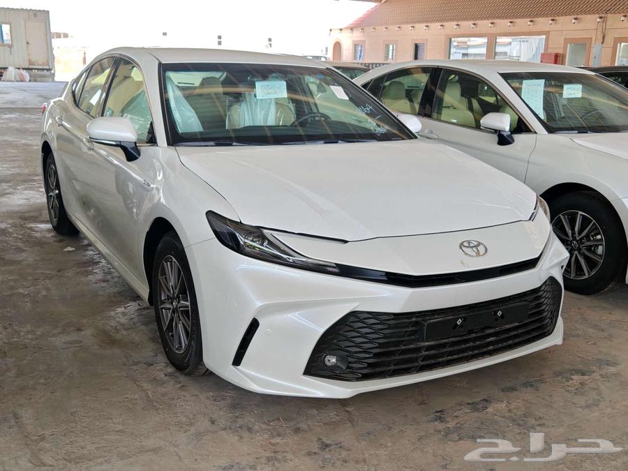 Toyota Camry E Standard Hybrid White63613424273411112