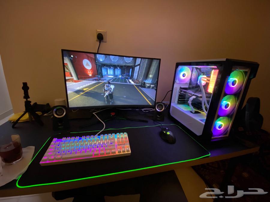 Professional gaming PC computer with all its accessories633650841872661116