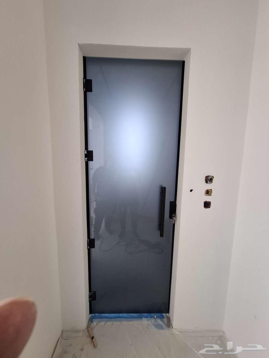 Scratch-resistant aluminum glass shower mirrors63029235922946114
