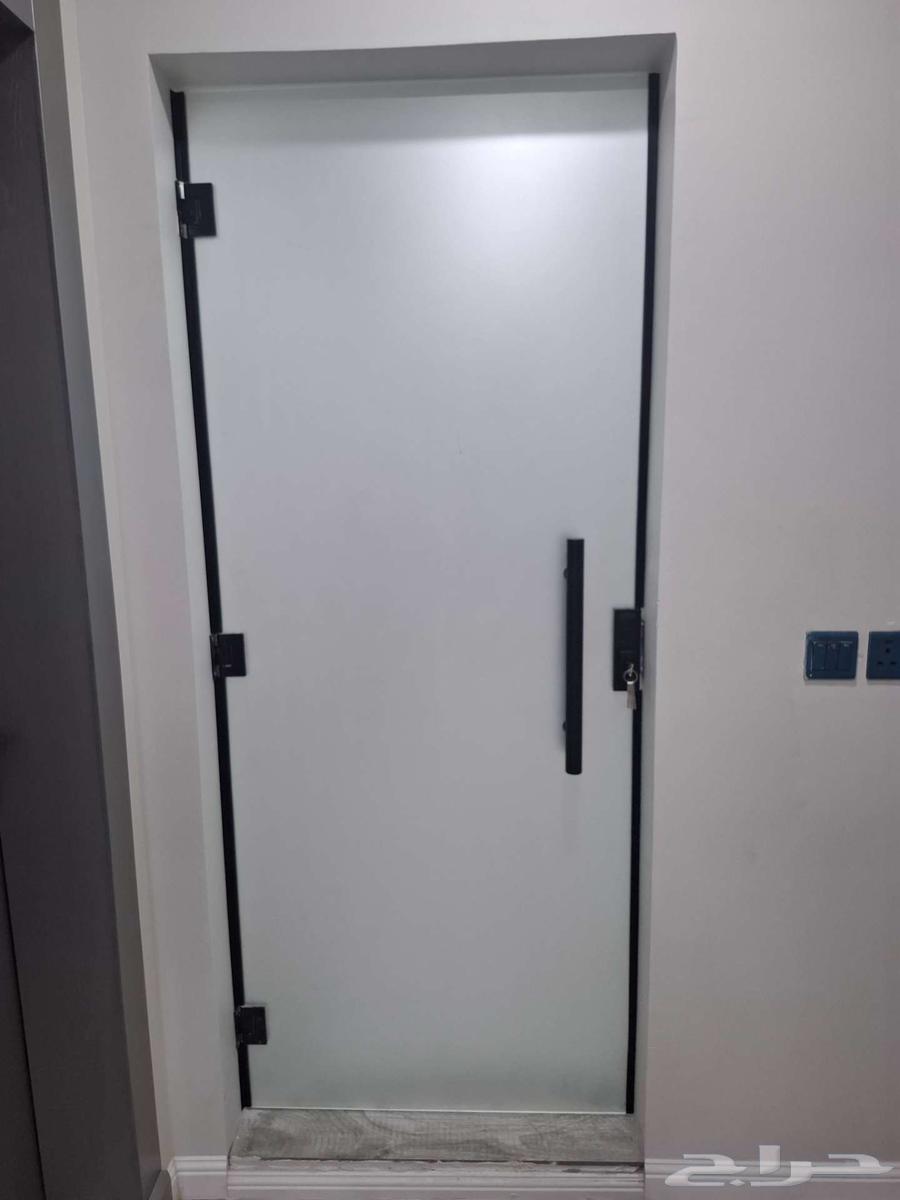 Scratch-resistant aluminum glass shower mirrors63029235922946113