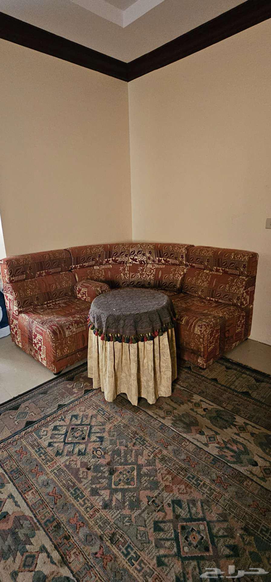 The council is in good condition and there is an excellent and durable iron mesh bed and four bottles.63028803257474114