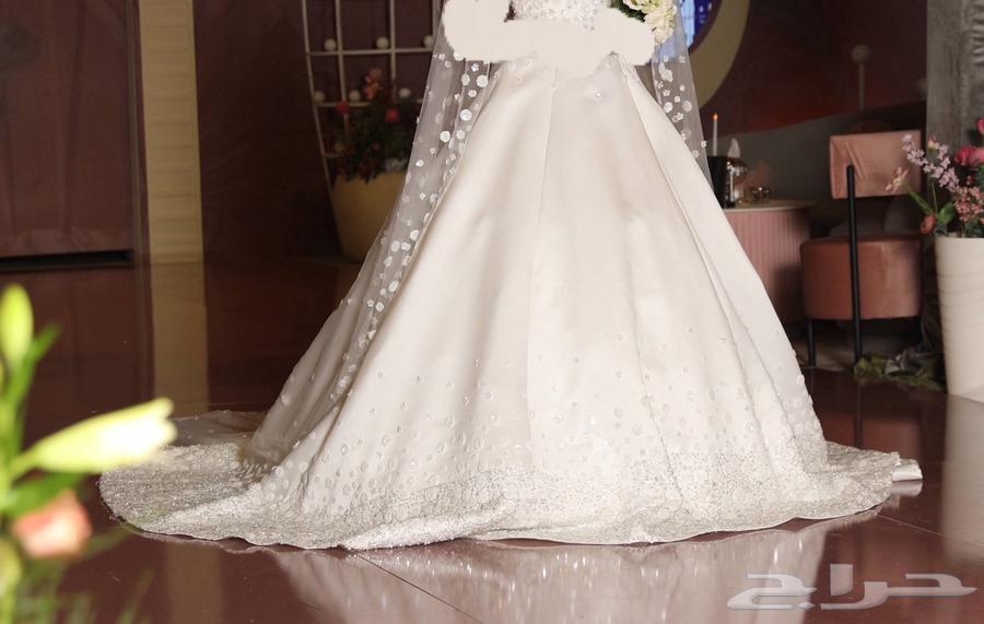Bride's dress63398452381058112