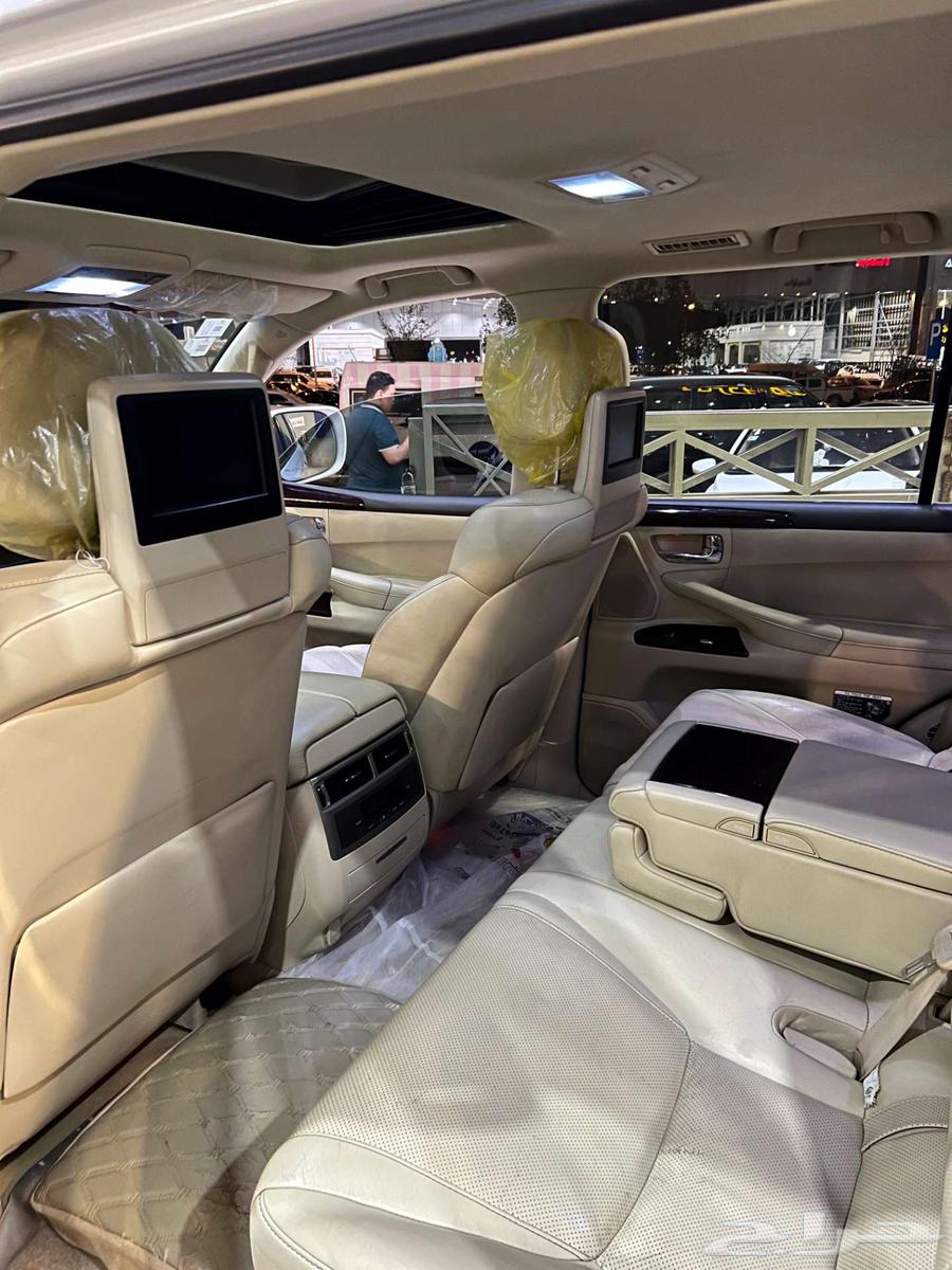 White Lexus LX570, model 2015, plates63400877104515114