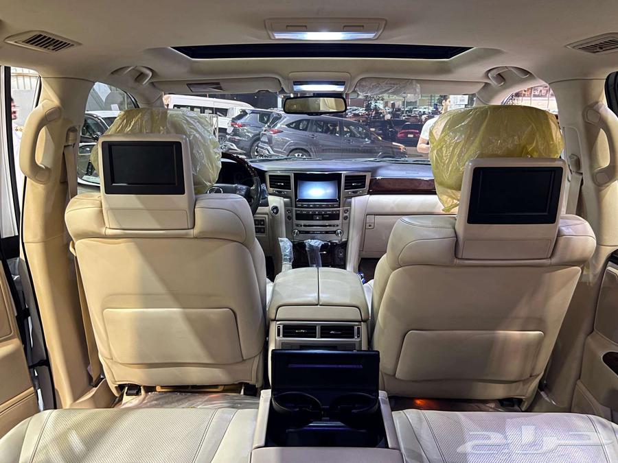 White Lexus LX570, model 2015, plates63400877104515112