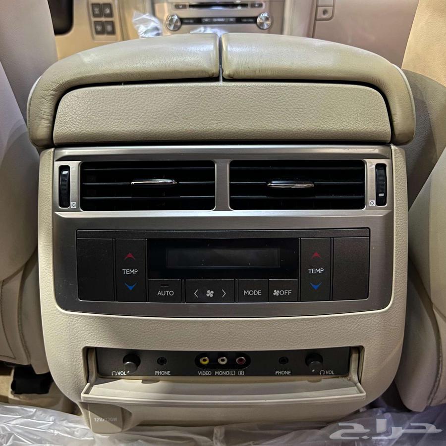 White Lexus LX570, model 2015, plates63400877104515113