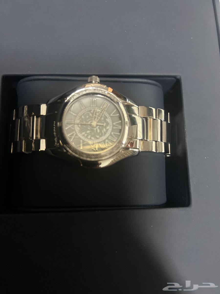 Swiss diamond-studded watch63389255222402110