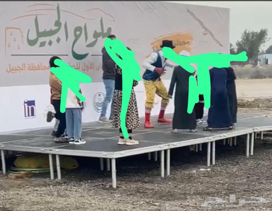 استيج مسرح مساحته 5 في 3 ويوجد عدد 2 درج63439212763139111