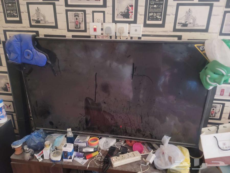 55-inch DanSaat screen with line issue, priced at 300, Al-Ahsa633816237556501113