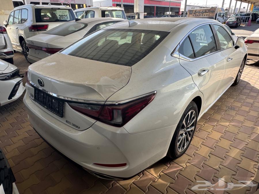 Lexus ES350 CA 2025 Model at Ibn Dhiyab for Cars63655044965635111