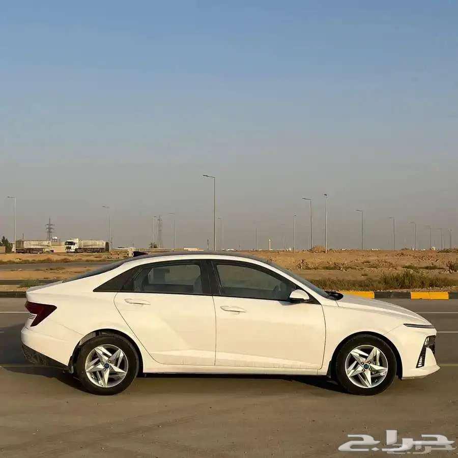 Hyundai Accent Smart White with Black Roof 202563655068562307113