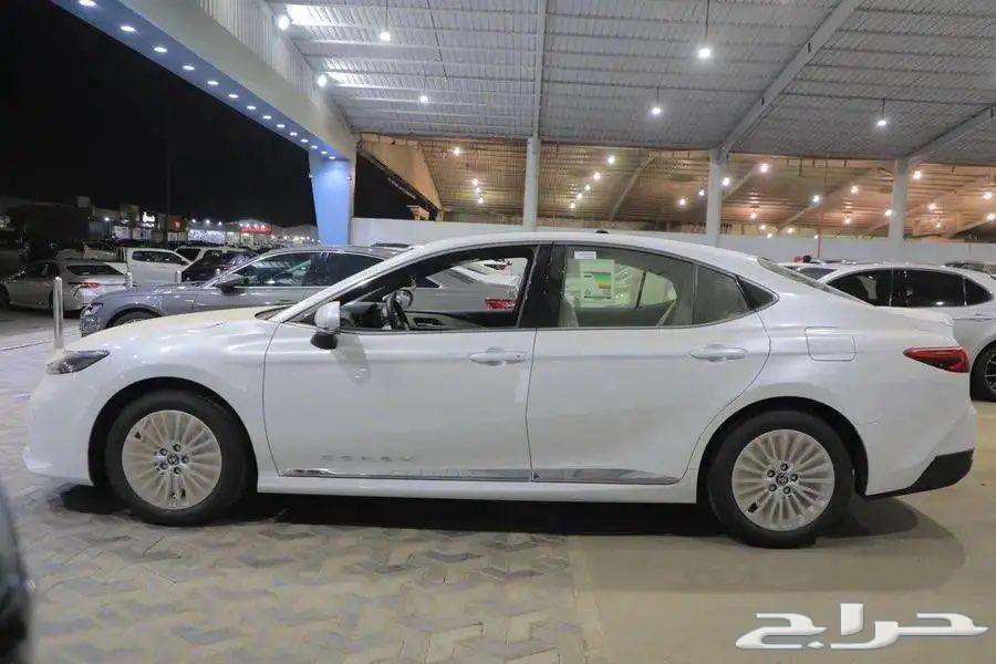تويوتا كامري LE فتحة سقف بنزين اربعة سلندر موديل 202563669895773313113