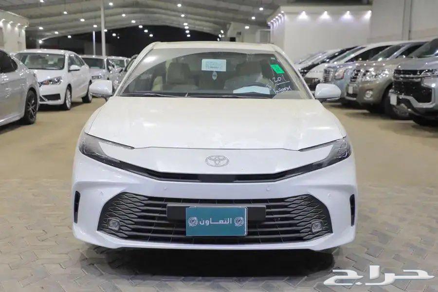 تويوتا كامري LE فتحة سقف بنزين اربعة سلندر موديل 202563669895773313111