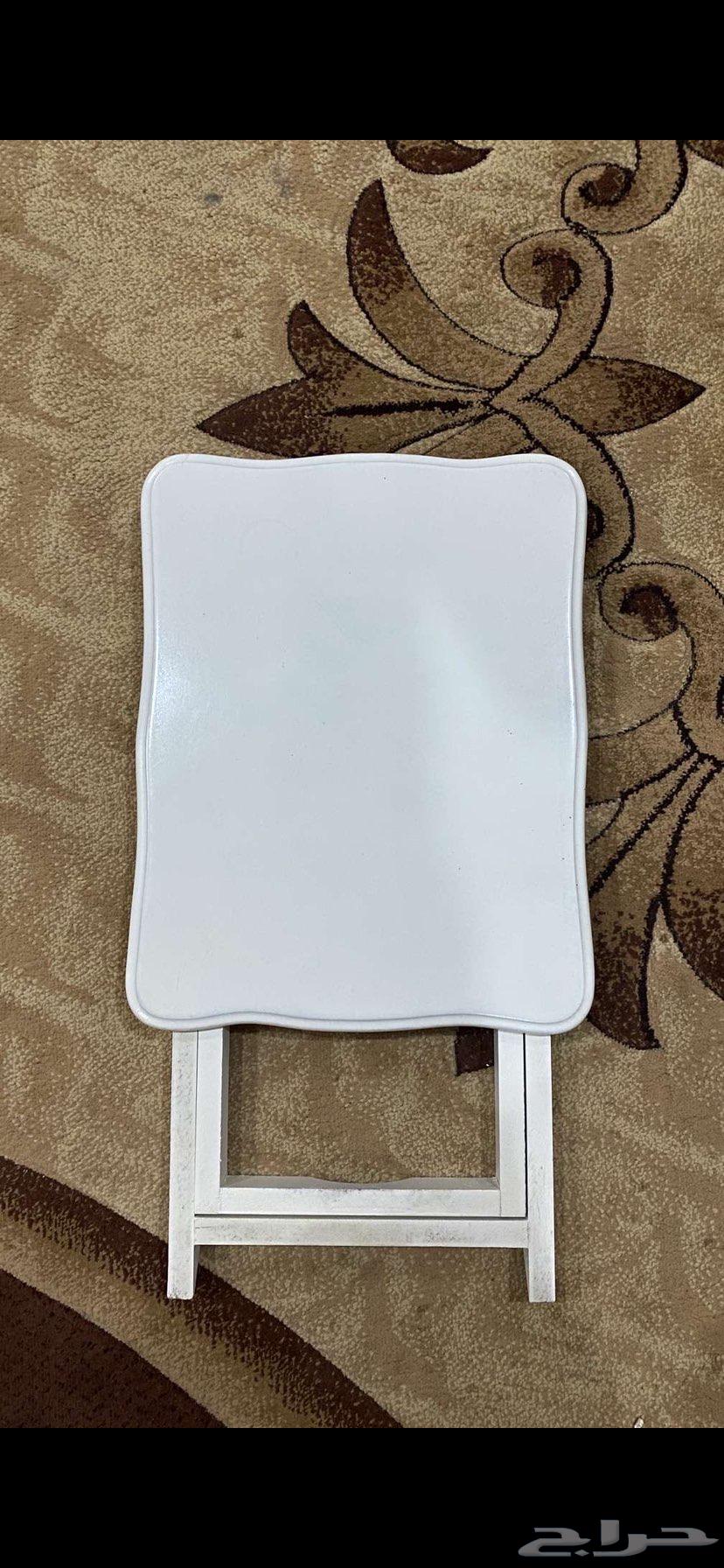 طاولة و شاشة63655515974914114
