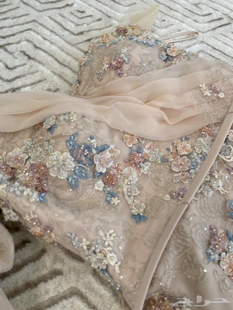 A very luxurious dress from the designer63667543230467112