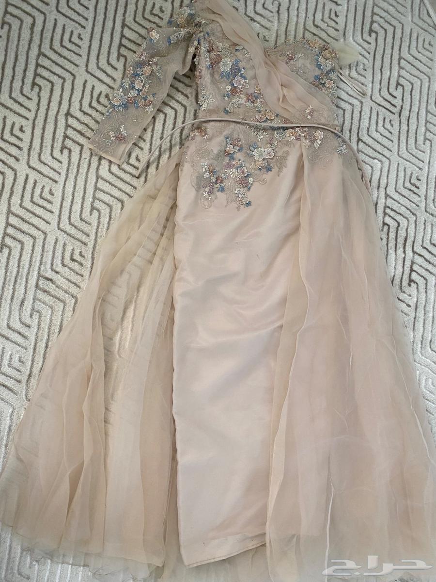 A very luxurious dress from the designer63667543230467110