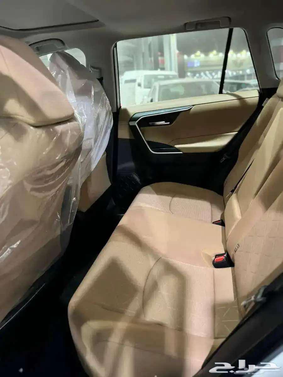 تويوتا راف فور بنزين XLE نص فل فتحه سقف 202563702856808579110