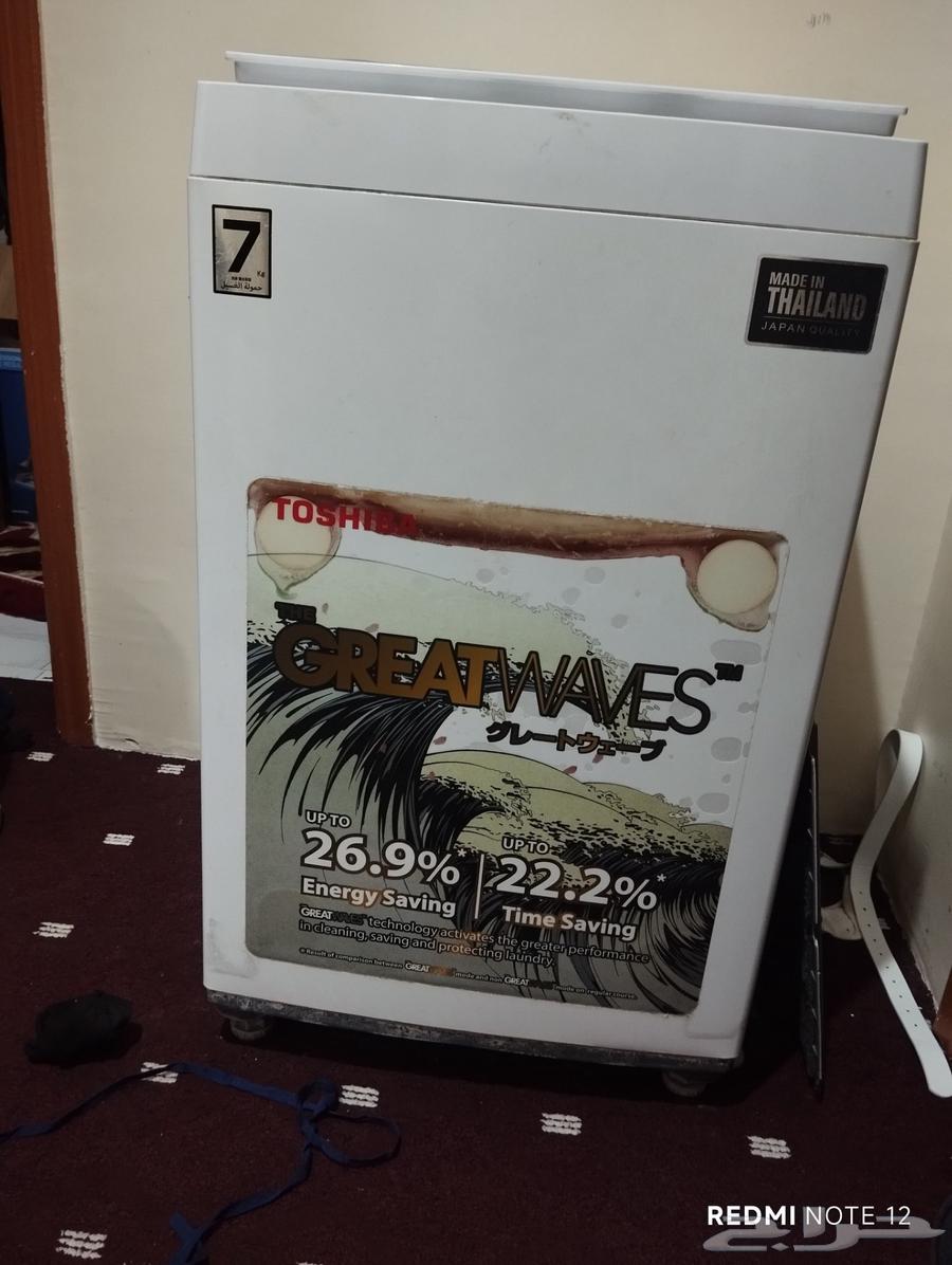 There is a clean sofa and a washing machine in very good condition63673562129665111