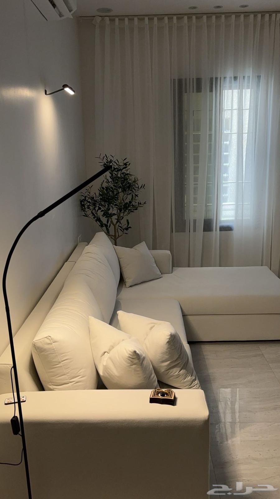 Sofa, only needs reupholstering63674898028545110