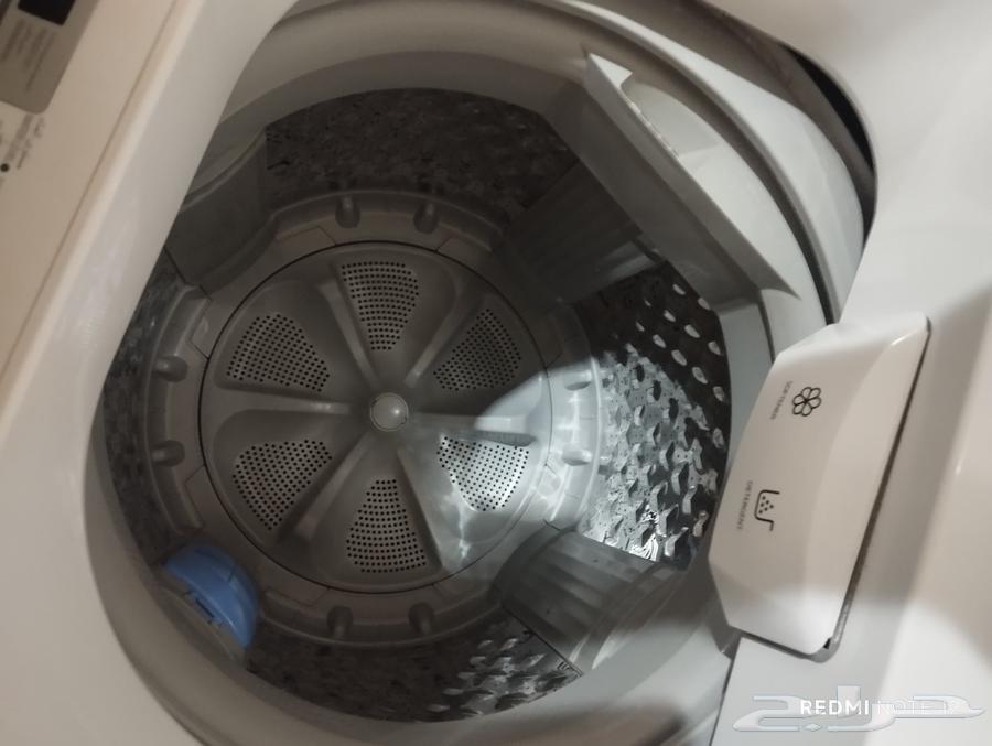 There is a clean sofa and a washing machine in very good condition63673562129665110