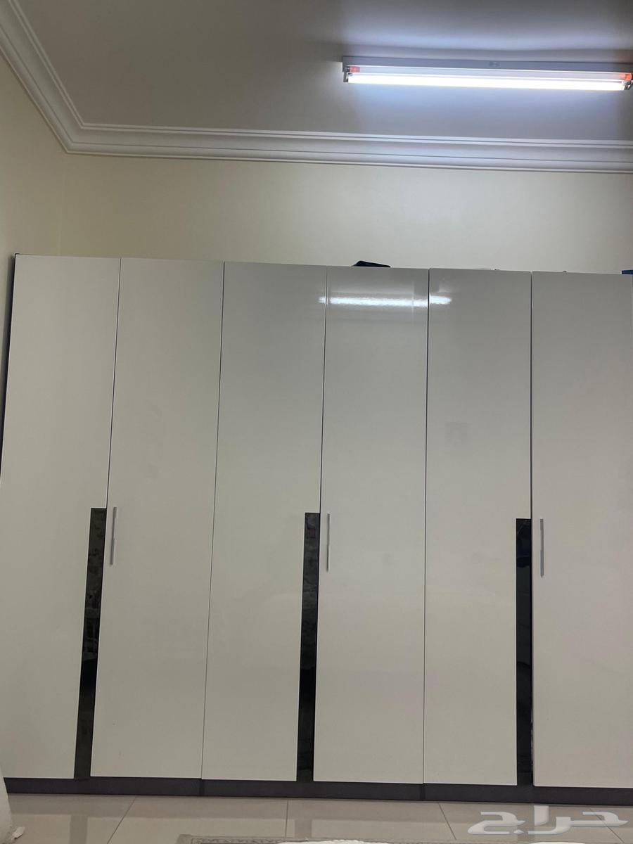 غرفة نوم سرير و دولاب و تسريحة مع مرايه و طاولات جانبيه63677512651650113