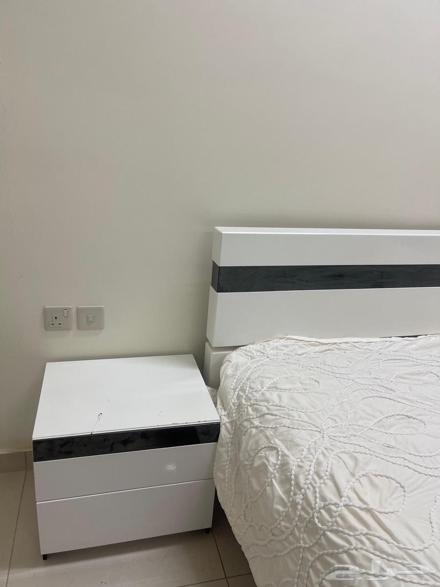 غرفة نوم سرير و دولاب و تسريحة مع مرايه و طاولات جانبيه63677512651650111