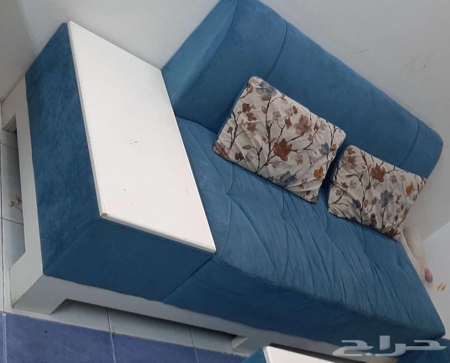 سرير أطفال خشبي وكنبة من 5 مقاعد للبيع63677173640449110