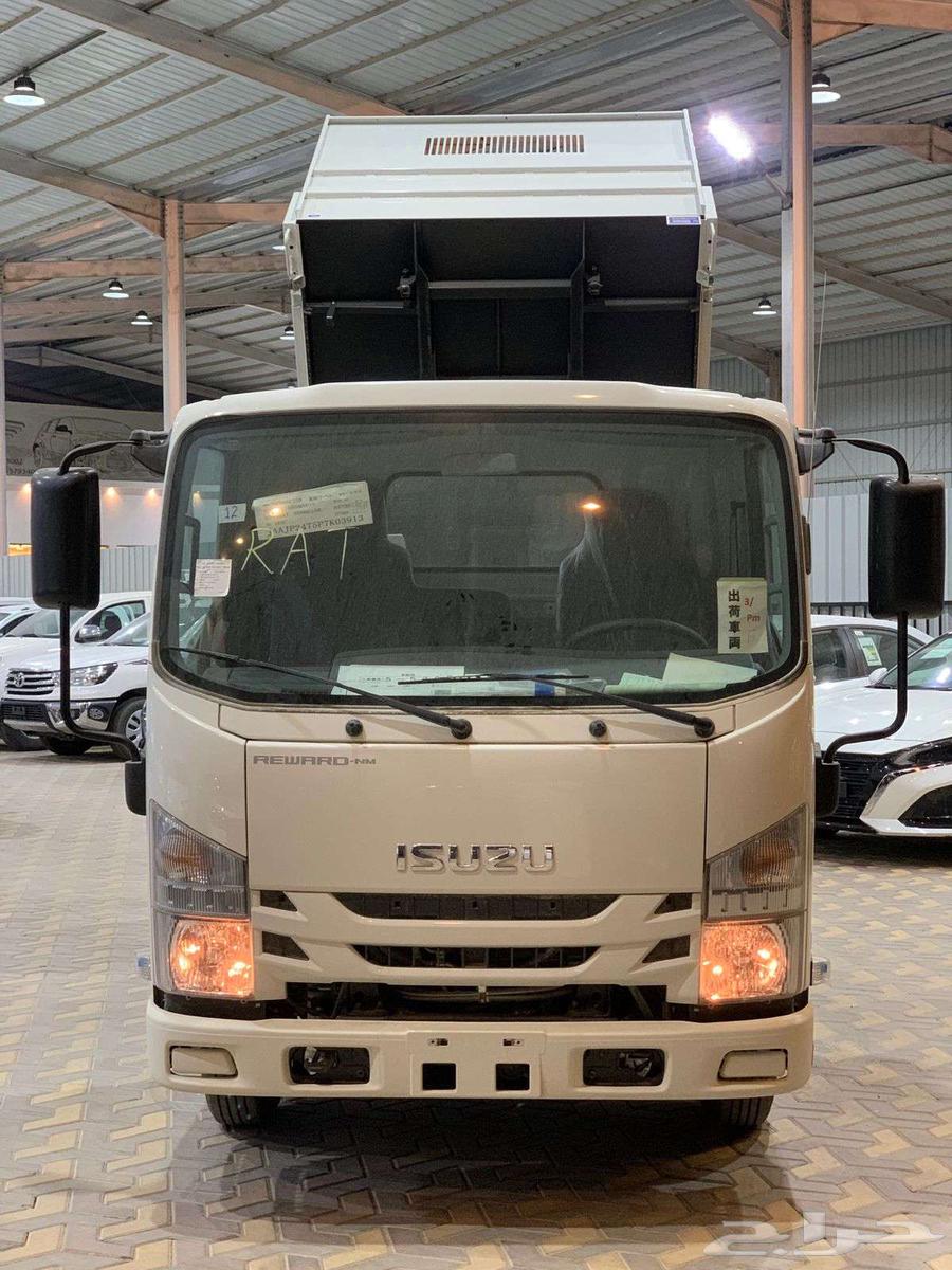 Isuzu trucks with all loads and configurations from 3 to 25 tons63750103313666112