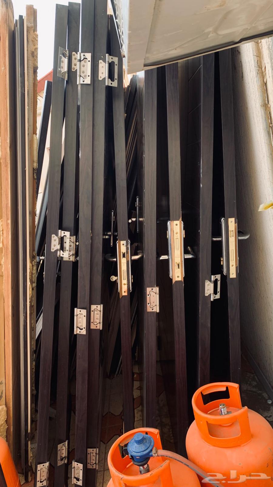 Wooden doors with frames, hinges, and handles63699317664897112