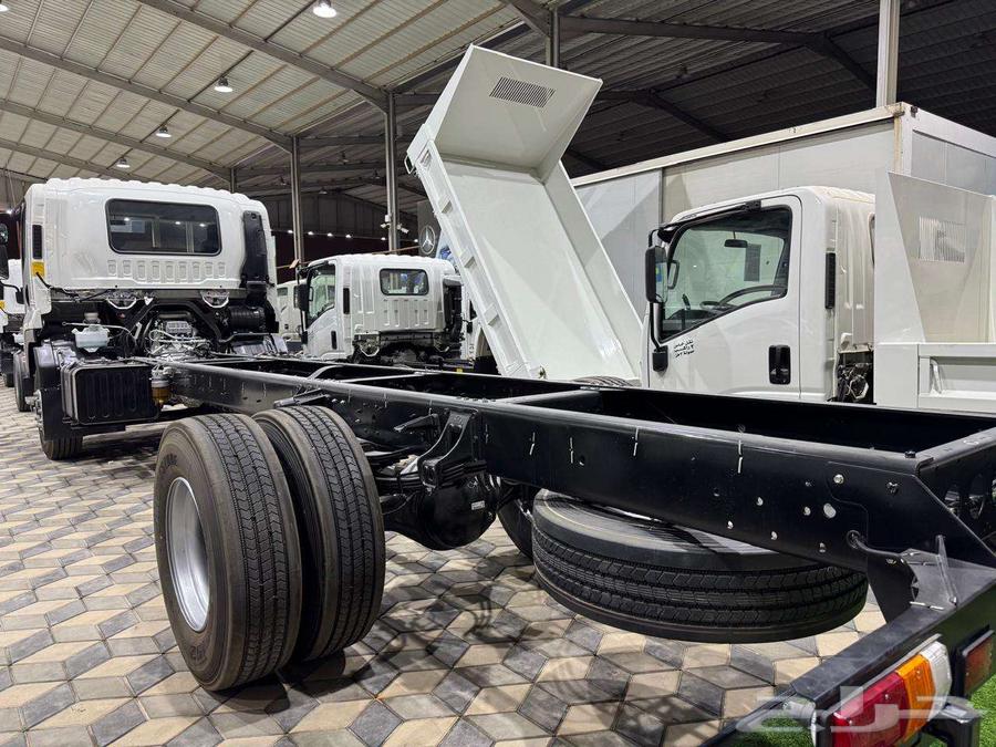 Isuzu trucks with all loads and configurations from 3 to 25 tons63750103313666114