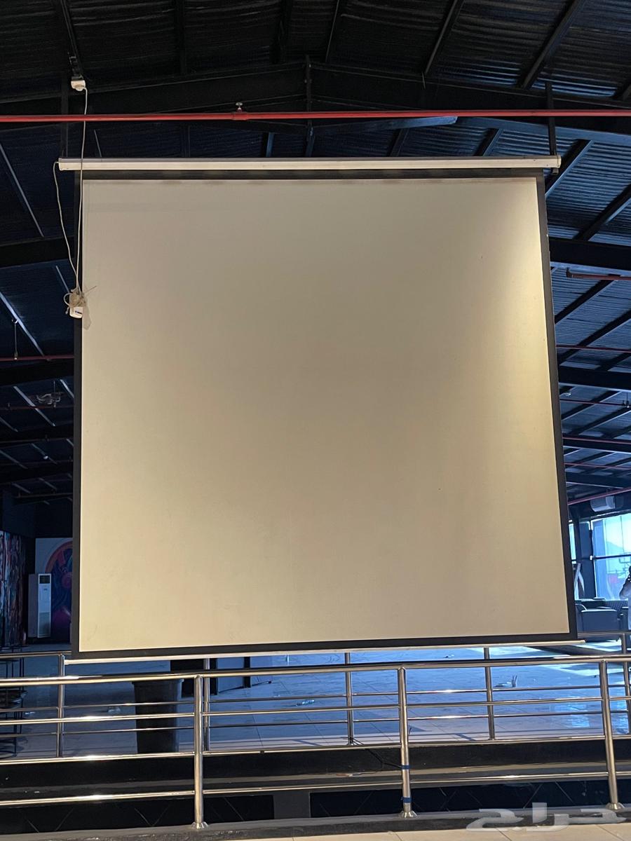 2 Projector Screens63704752038401112