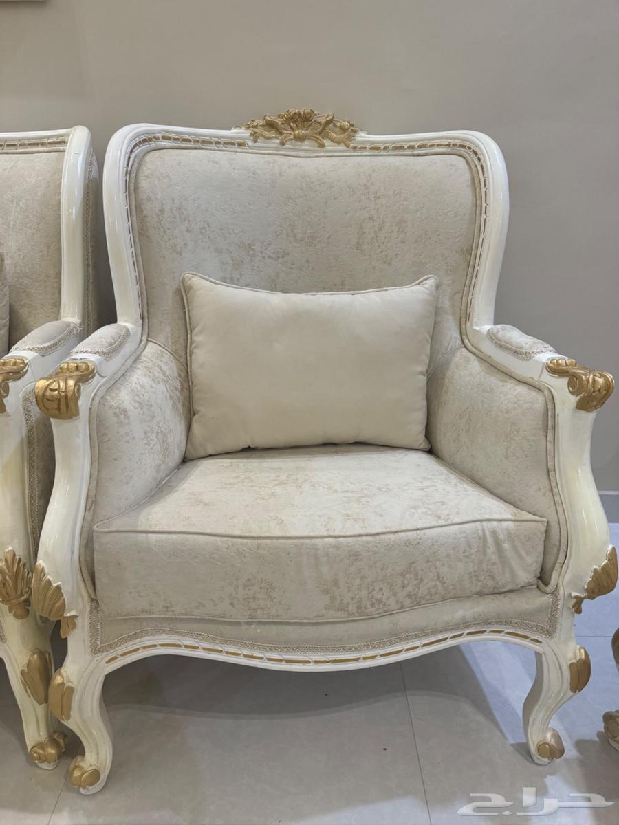 A very clean classic majlis with curtain, carpet, and table63706297615619112