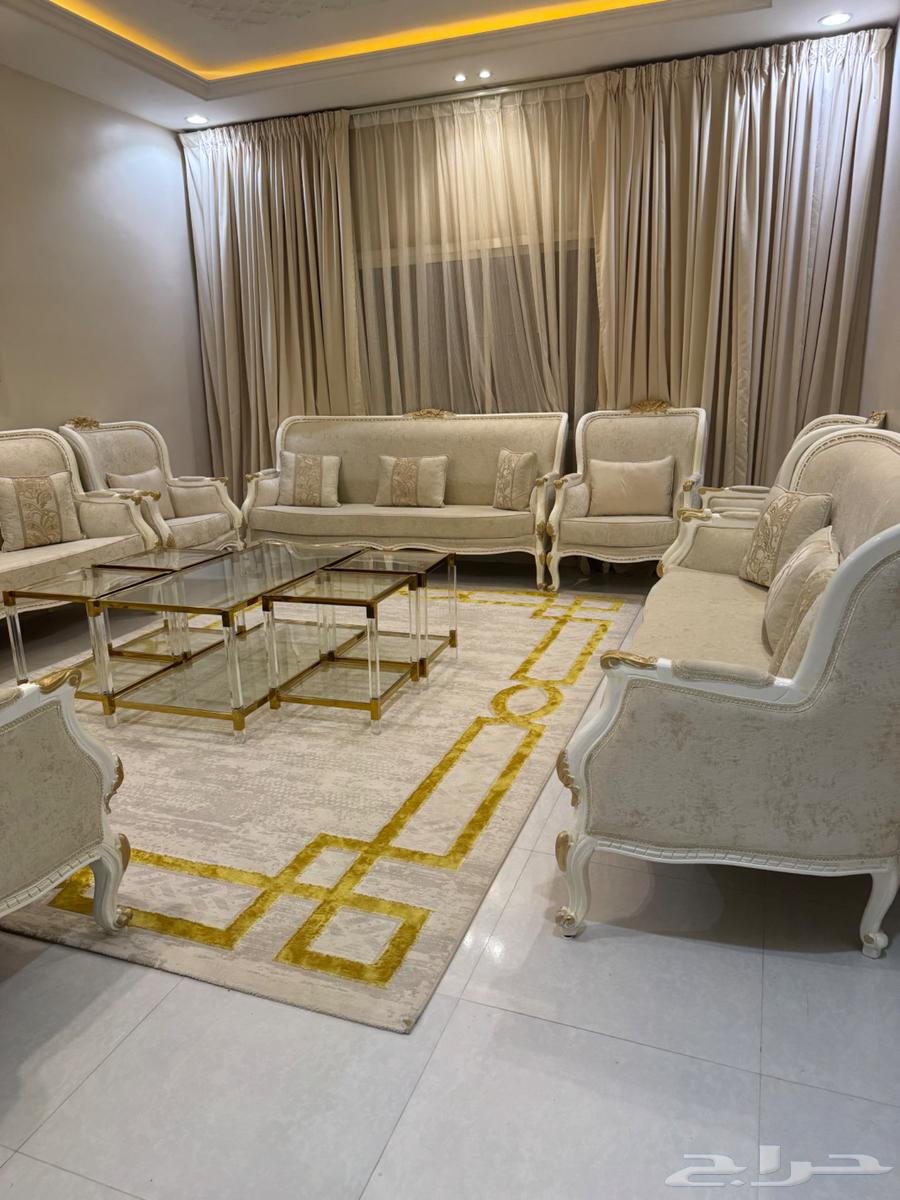 A very clean classic majlis with curtain, carpet, and table63706297615619110
