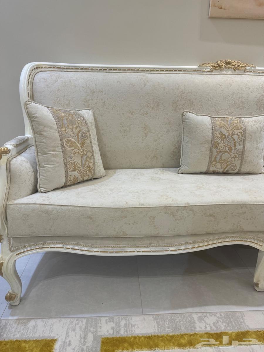 A very clean classic majlis with curtain, carpet, and table63706297615619111