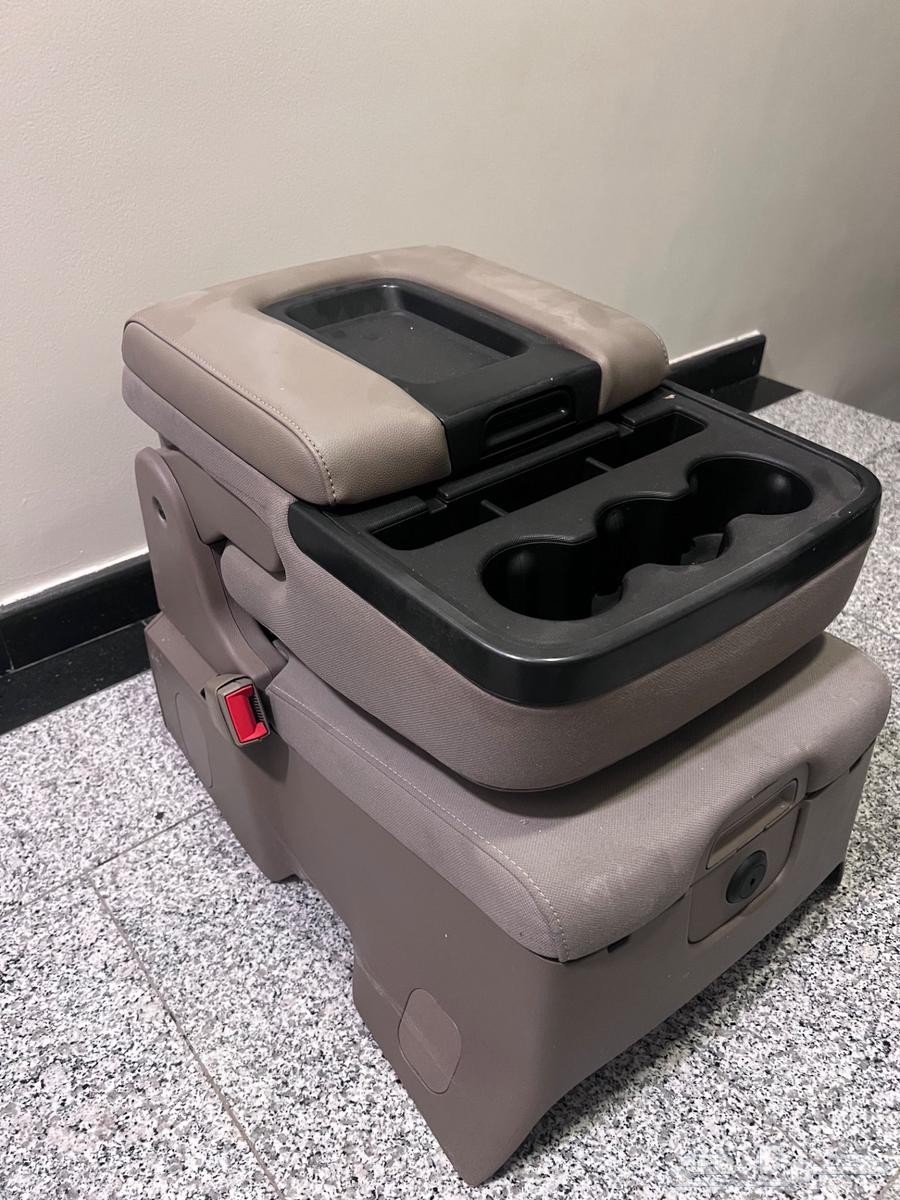 Taho LS 2016 Net and Console Armrest63798673695747112